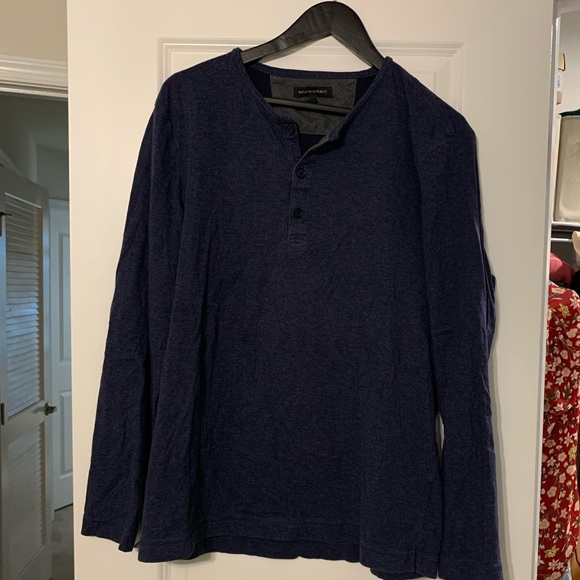 Banana Republic Henley, barely worn, great condition